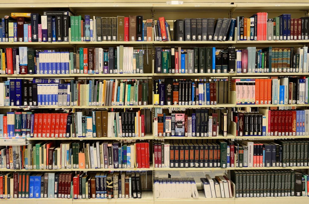 Libreria, foto ElasticComputeFarm da Pixabay